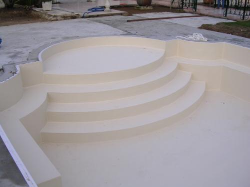 Découvrez nos escaliers de piscine en liner armé : accès sécurisé, design sur mesure et finitions haut de gamme pour tous types de bassins.