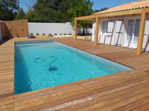 Réalisation de piscines classiques en liner armé dans le Grand Ouest : Charente-Maritime, Gironde, Vendée, Dordogne… Piscines durables, étanches et sur mesure.