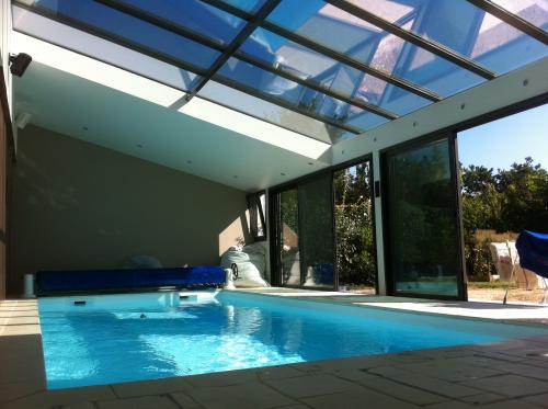 Découvrez nos réalisations de piscines couvertes en liner armé : confort toute l’année, étanchéité durable et finitions haut de gamme adaptées à tous les projets.