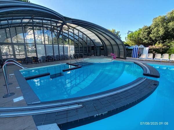 Réalisation d’une piscine en liner armé aux formes complexes : escaliers, balnéo, bassin enfants et murs arrondis. Chantier technique et sur mesure.