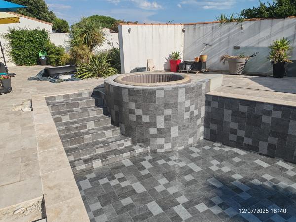 Réalisation d’une piscine SPA en pierre de Bali : design naturel, espace bien-être sur mesure et finitions haut de gamme pour un rendu élégant et apaisant.