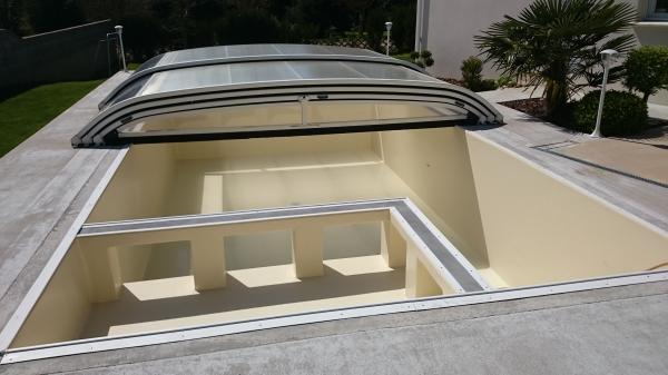 Réalisation d’une piscine avec fenêtres en membrane armée : étanchéité parfaite, design contemporain et conception sur mesure pour un rendu unique.