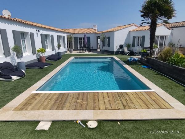 Rénovation de piscine à La Couarde-sur-Mer sur l’Île de Ré : remplacement d’un ancien liner par un liner armé 150/100, durable, esthétique et parfaitement étanche, même en zone humide.