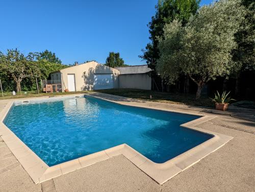 Optez pour la rénovation de liner armé pour votre piscine : solution résistante, esthétique et durable jusqu’à 20 ans. Pose sur mesure et adaptation à tous bassins.