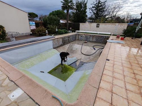 Découvrez notre service professionnel de pose de liner armé pour piscine : préparation du bassin, découpe et soudure sur site, finition impeccable et durabilité jusqu’à 20 ans.