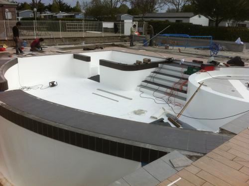 Service d’assistance à la pose de liner armé pour pisciniers : accompagnement sur chantier, aide technique, formation et pose sur bassins complexes.